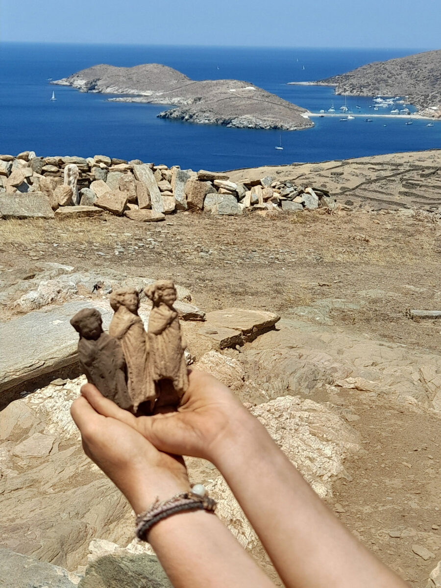 Εικ. 5. Πήλινα ειδώλια αγοριών του τύπου με «σκόλλυ» (πλεξίδα μετώπου).