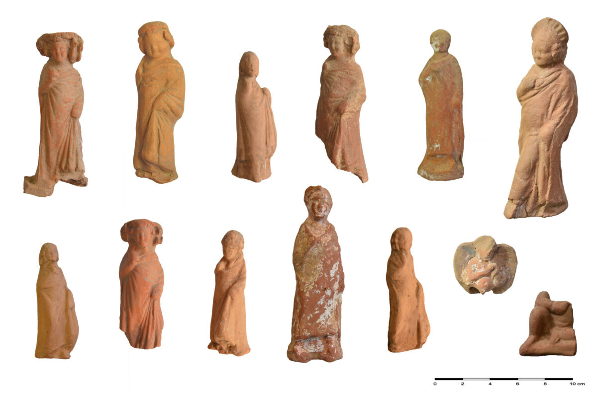 Εικ. 8. Ιστάμενα ειδώλια αγοριών του τύπου με «σκόλλυ» (πλεξίδα μετώπου) και κορασίδων, και άλλα ειδώλια. Ψηφιακή επεξεργασία εικόνας: Εύα Κολοφωτιά.