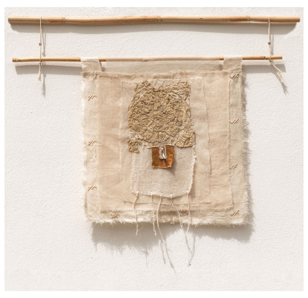 Ειρήνη Γκόνου, «Η δαντέλα», 2023. Βαμβακερή γάζα, τουλπάνι, μεταξωτό νήμα, καλάμι (45x50 εκ.). Πηγή εικόνας: ΠΙΟΠ.