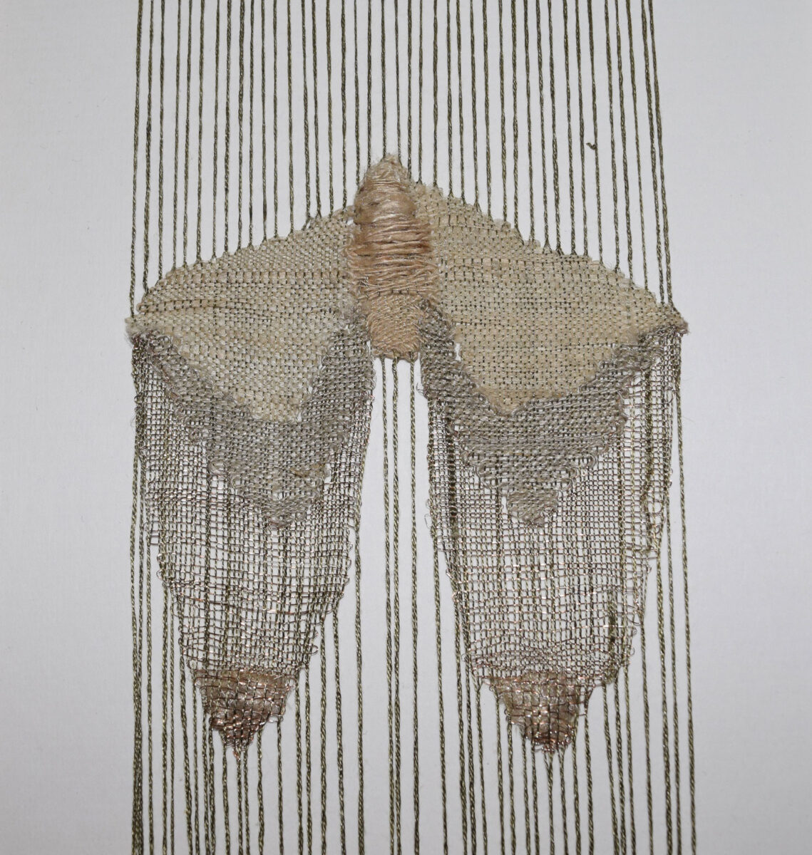 Hanna Norrna, «Μεταξοσκώληκας κολλημένος στη μεταμόρφωση», 2023. Ακατέργαστο μετάξι από τη Νάξο, πράσινο μετάξι βαμμένο με φλούδα ροδιού και νερό με σίδηρο, καφέ μετάξι βαμμένο με φύλλα καρυδιάς. Πηγή εικόνας: ΠΙΟΠ.