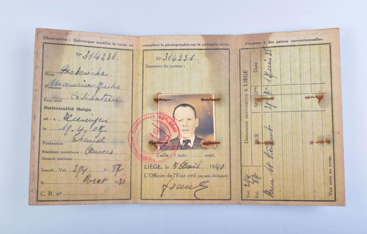 Πλαστό δελτίο ταυτότητας του θύματος του Ολοκαυτώματος Μαξ Φουξ. Σπίτι της Ευρωπαϊκής Ιστορίας, Βέλγιο. Από την έκθεση «Fake (f)or Real».