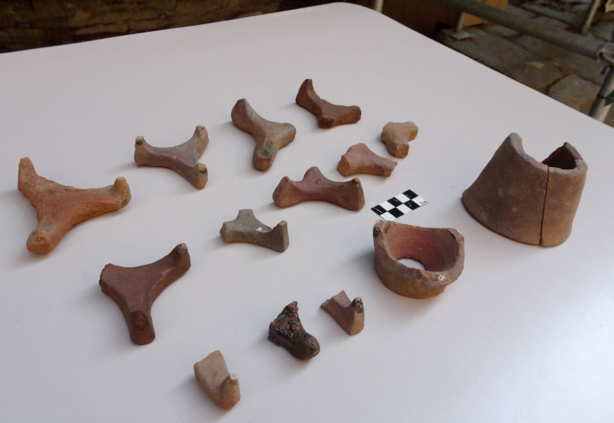 Τριποδίσκοι στήριξης για το ψήσιμο των αγγείων, προερχόμενοι από τον κλίβανο. Πηγή εικόνας: ΥΠΠΟ.