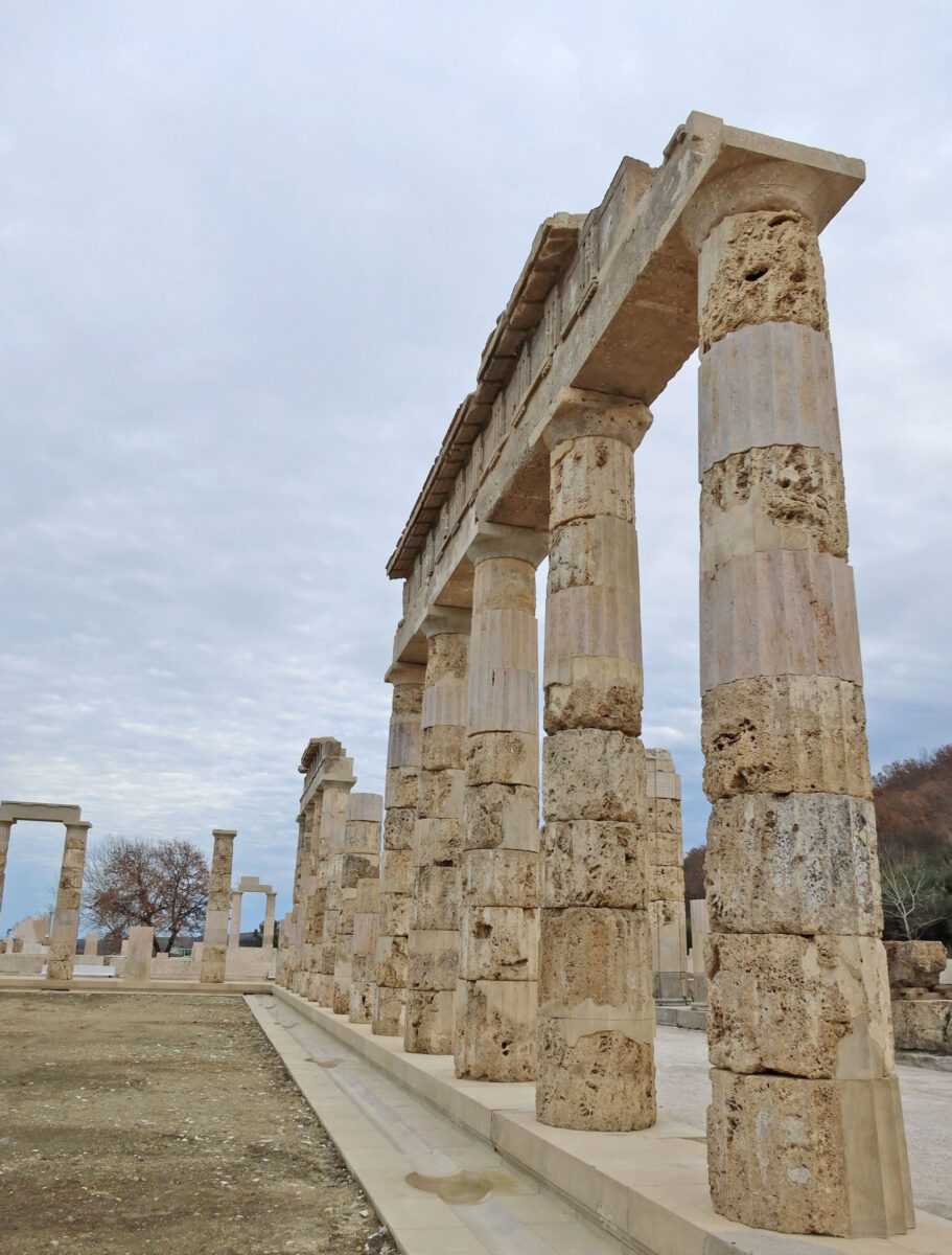 Το αναστηλωμένο και αποκατεστημένο ανάκτορο του Φιλίππου Β' της Μακεδονίας, στις Αιγές. Πηγή εικόνας: ΑΠΕ-ΜΠΕ.