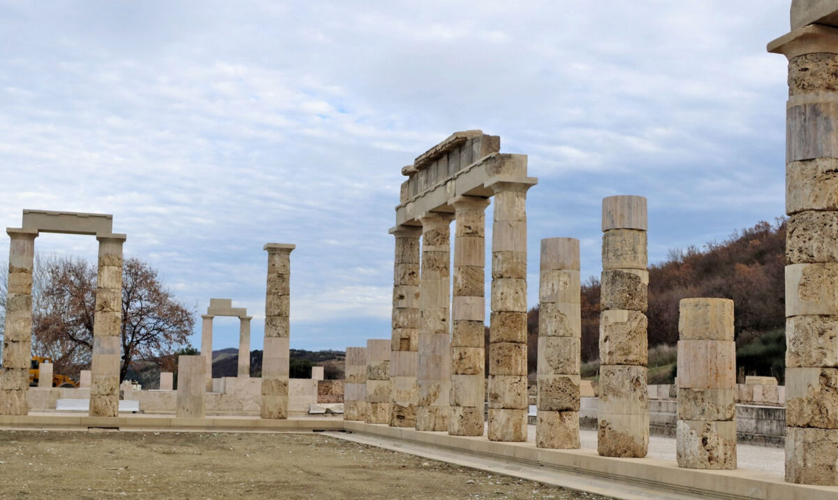 Το αναστηλωμένο και αποκατεστημένο ανάκτορο του Φιλίππου Β' της Μακεδονίας, στις Αιγές. Πηγή εικόνας: ΑΠΕ-ΜΠΕ.