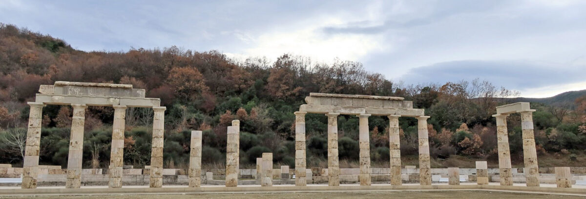 Το αναστηλωμένο και αποκατεστημένο ανάκτορο του Φιλίππου Β' της Μακεδονίας, στις Αιγές. Πηγή εικόνας: ΑΠΕ-ΜΠΕ.