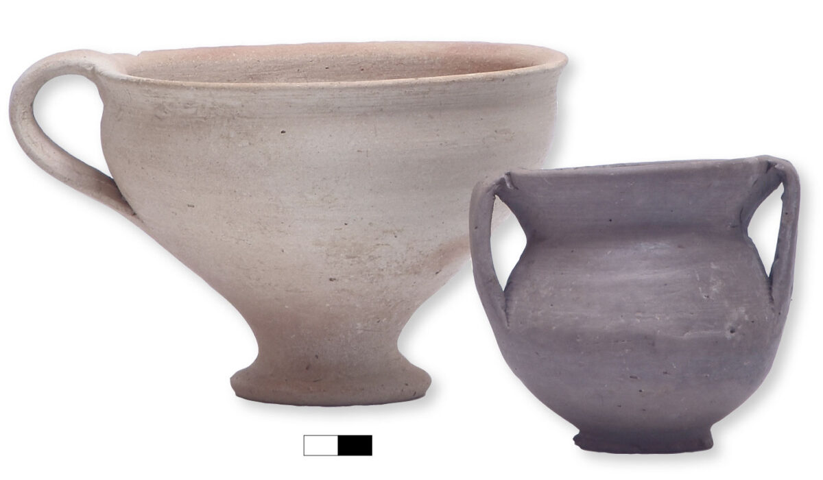 Μόνωτο κύπελλο και γκρίζος μινυακός κρατηρίσκος από τάφο της αρχής της Ύστερης Εποχής του Χαλκού, 17ος-16ος αι. π.Χ. Φωτ.: © ΕΑΣΕ (2023).