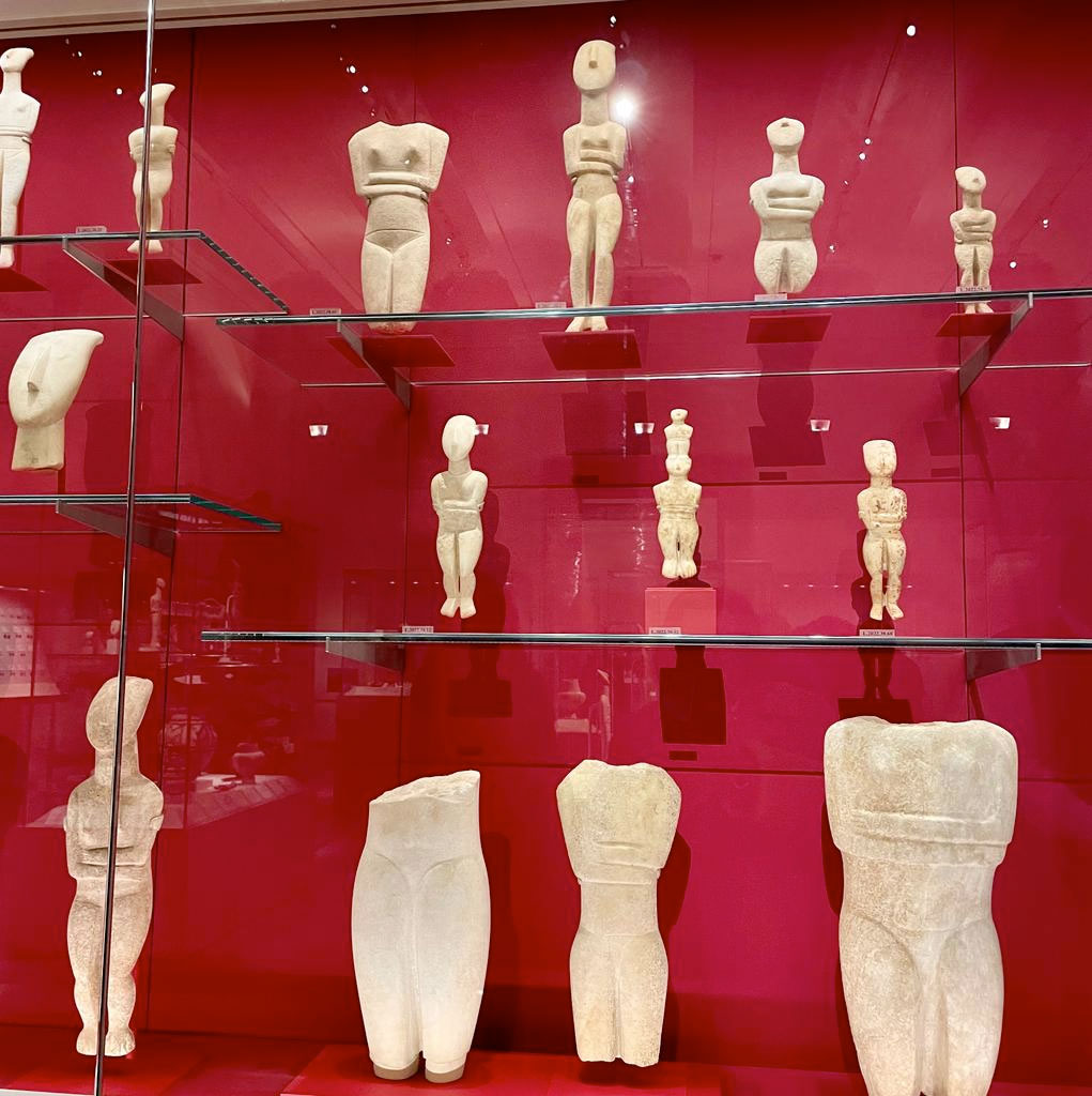 Άποψη της έκθεσης των κυκλαδικών αρχαιοτήτων στην αίθουσα του Ελληνορωμαϊκού Κόσμου, στο Μητροπολιτικό Μουσείο Τέχνης της Νέας Υόρκης. Πηγή εικόνας: ΥΠΠΟ.