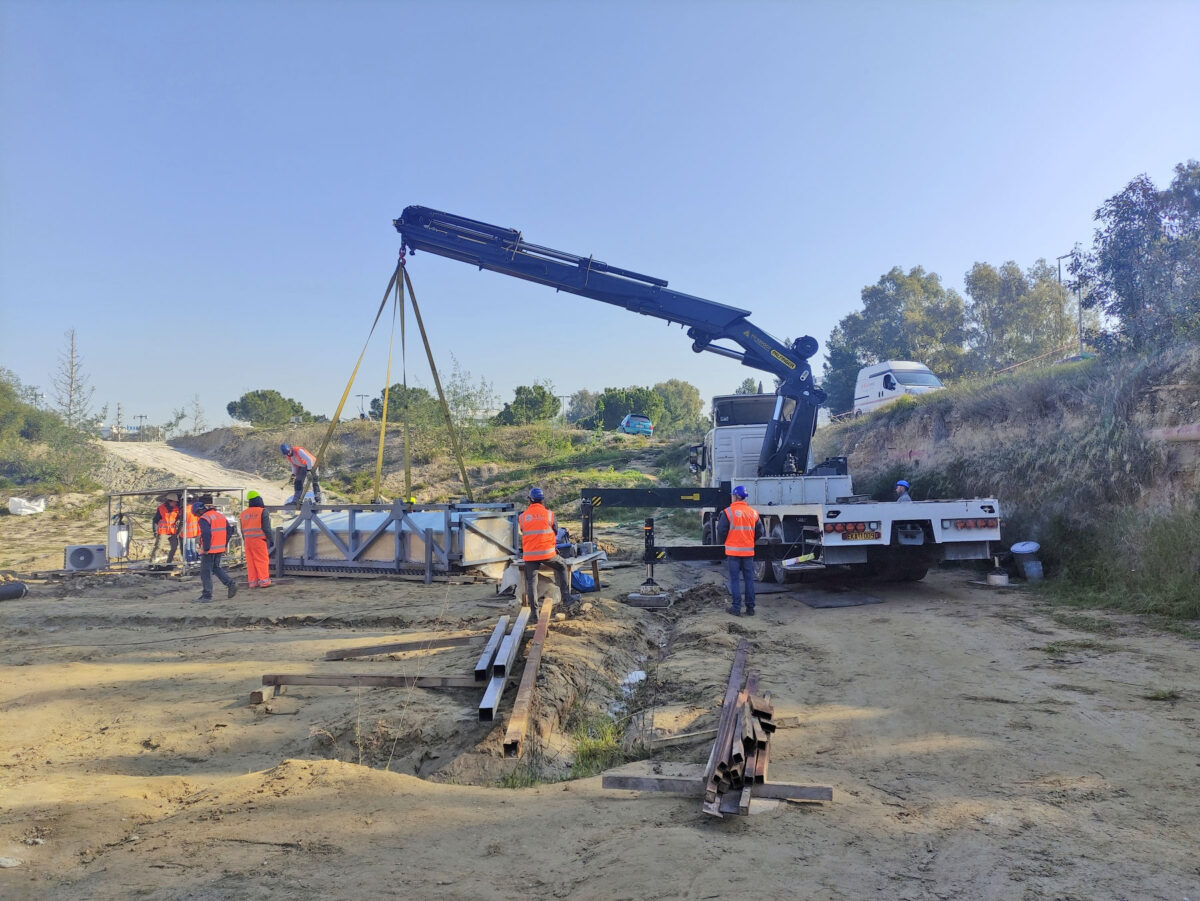 Δεσμώτες του Φαλήρου: μετακίνηση με γερανοφόρο όχημα της 3ης συστάδας (της μικρότερης σε μέγεθος συστάδας). Πηγή εικόνας: ΥΠΠΟ.