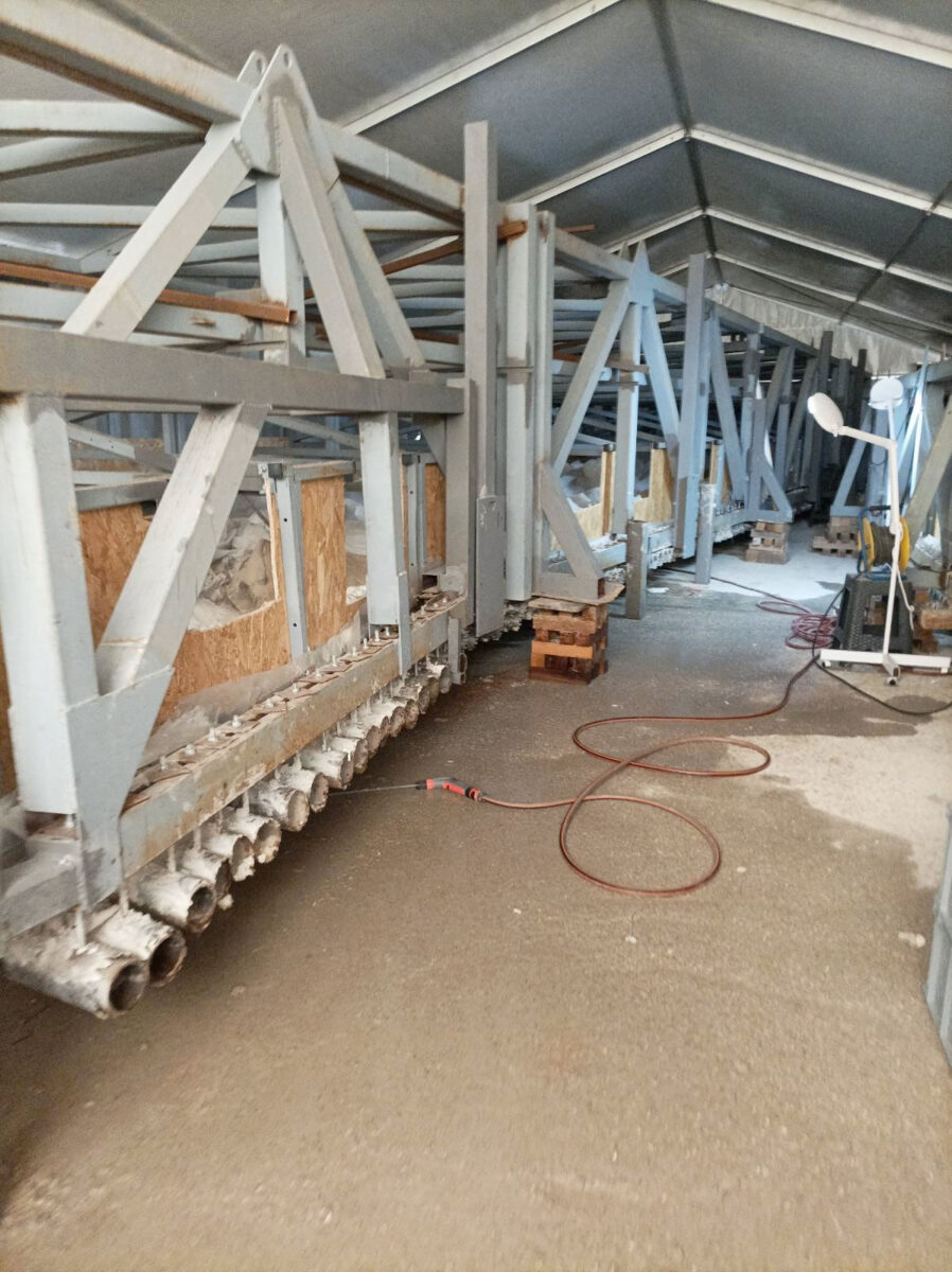 Δεσμώτες του Φαλήρου: Μεταλλικό χωροδικτύωμα συγκράτησης των αποσπασμένων συστάδων εντός του προσωρινού κελύφους. Πηγή εικόνας: ΥΠΠΟ.