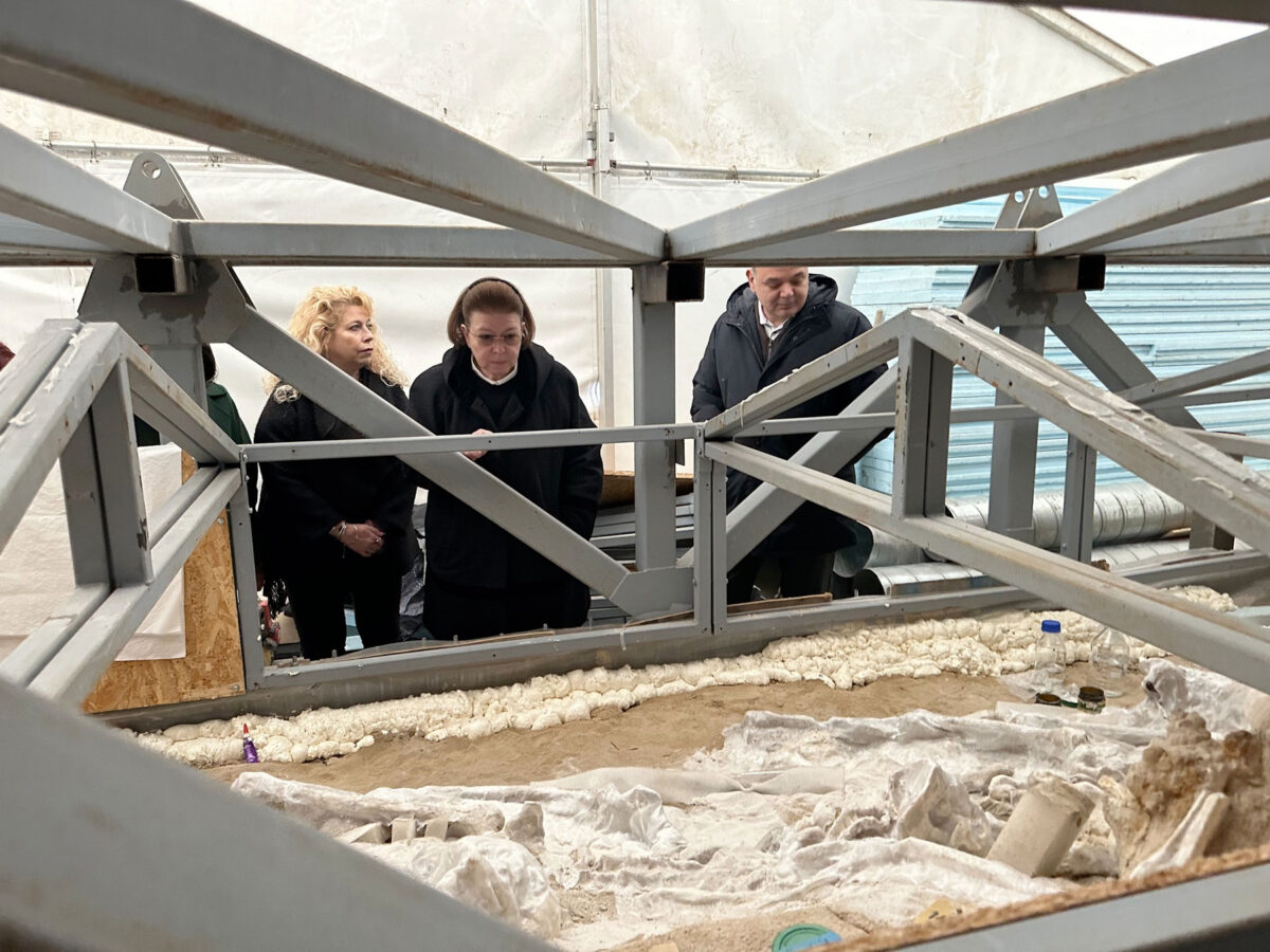 Η Υπουργός Πολιτισμού Λίνα Μενδώνη κατά την αυτοψία στους «Δεσμώτες του Φαλήρου». Πηγή εικόνας: ΥΠΠΟ.