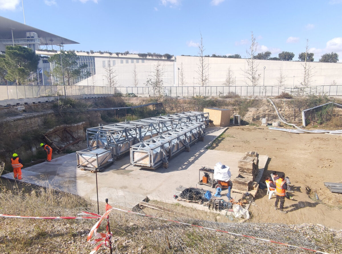 Δεσμώτες του Φαλήρου: η 1η και 2η συστάδα έχουν μετακινηθεί στην προσωρινή τους θέση επάνω σε υπόβαση από πλάκα σκυροδέματος. Πηγή εικόνας: ΥΠΠΟ.