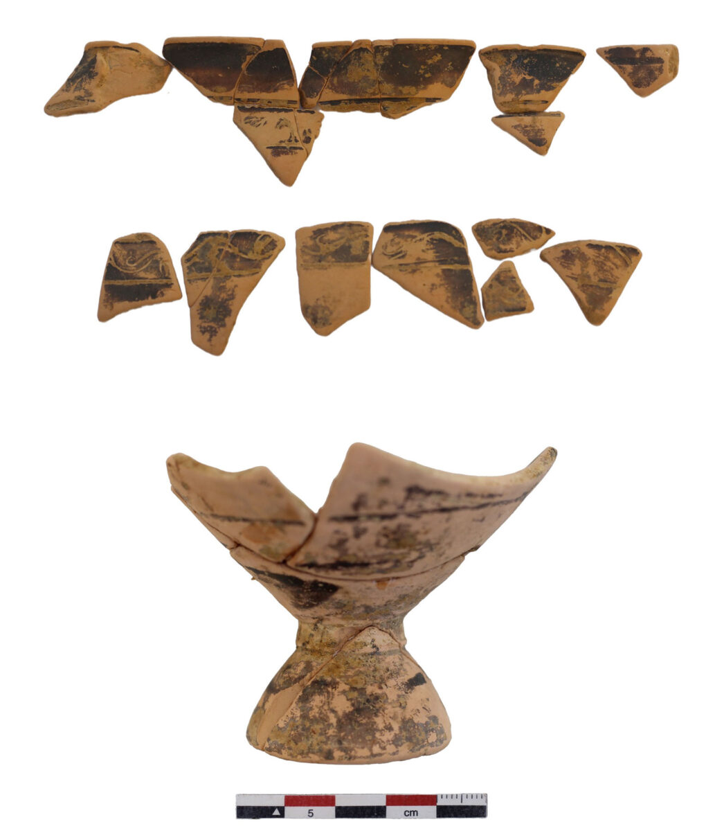 Θραύσματα κανθάρου του δεύτερου μισού του 4ου αιώνα π.Χ./πρώιμου 3ου αι. π.Χ. που ήρθαν στο φως μέσα στο στρώμα των κεραμιδιών της στέγης του ναού. Πηγή εικόνας: ΥΠΠΟ.