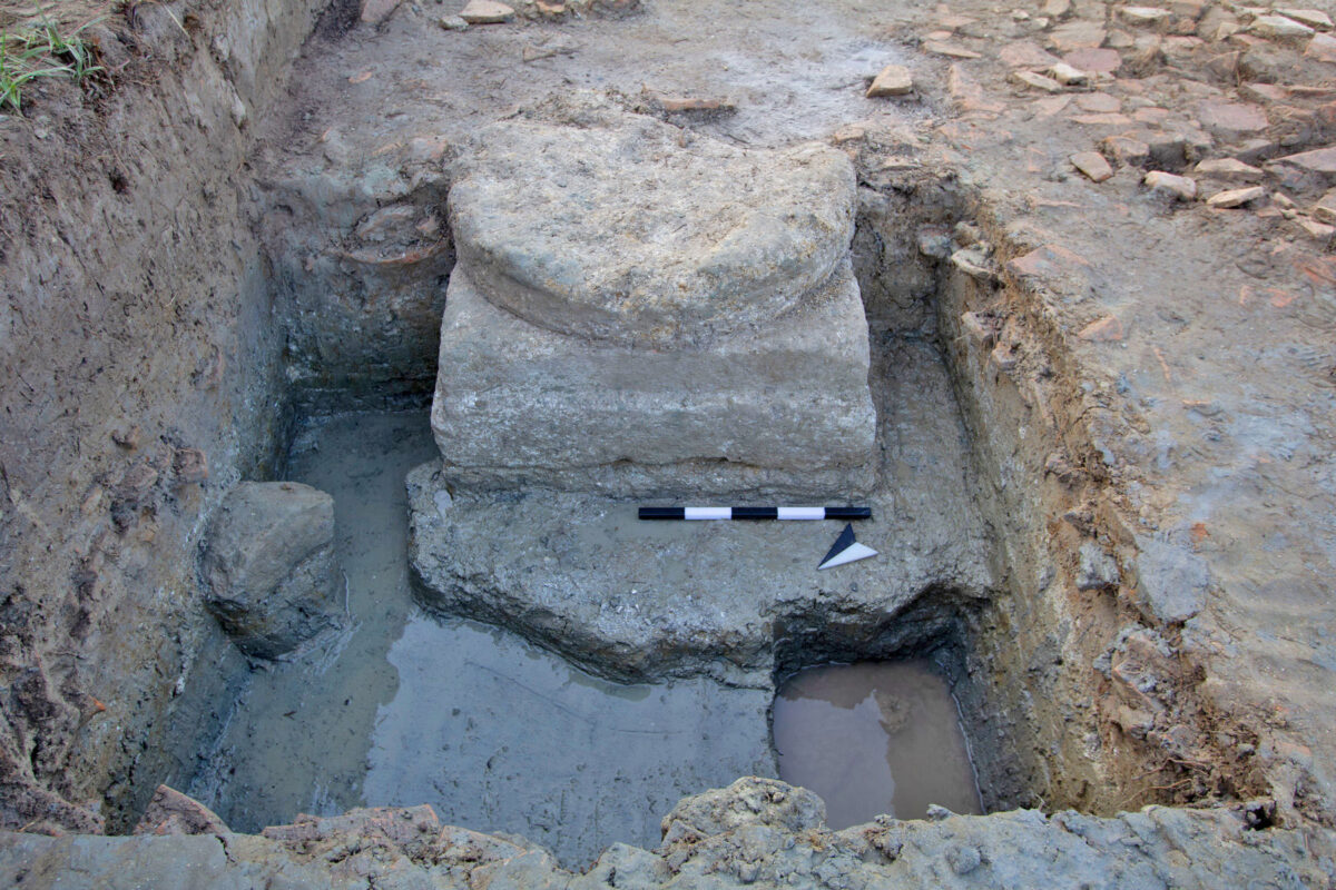 Η βάση του κίονα της κεντρικής κιονοστοιχίας της πρώτης αίθουσας του ναού. Πηγή εικόνας: ΥΠΠΟ.