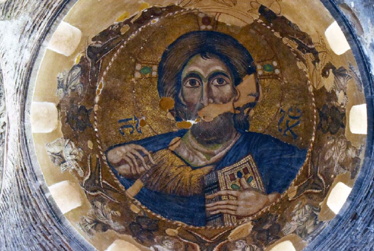 Άποψη του εσωτερικού του ναού της Παρηγορήτισσας στην Άρτα. Η παράσταση του Παντοκράτορα στον τρούλο. Πηγή εικόνας: ΥΠΠΟ.