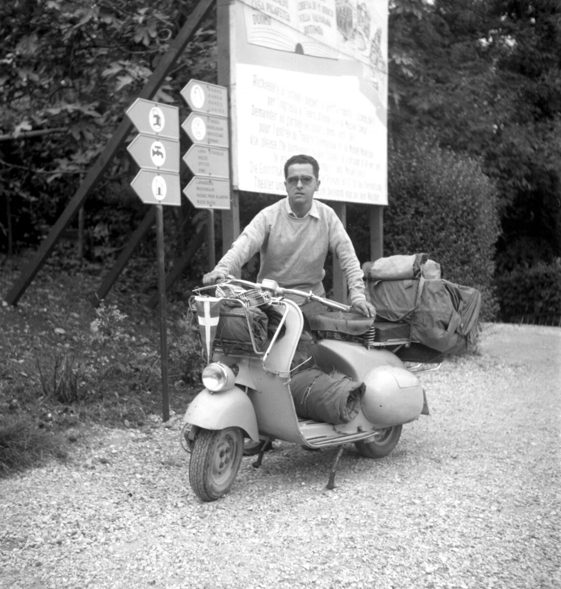 Στιγμιότυπο από το ντοκιμαντέρ «Το φωτογραφείο του μπαμπά μου», σε σενάριο-σκηνοθεσία της Καλλιόπης Λεγάκη. 