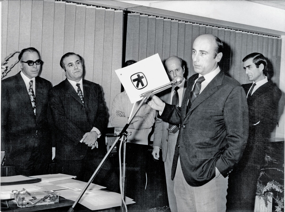 Ο Γ. Κωστόπουλος, παρουσιάζει το νέο σήμα της Τράπεζας Πίστεως, 1972. Ιστορικό Αρχείο Alpha Bank.