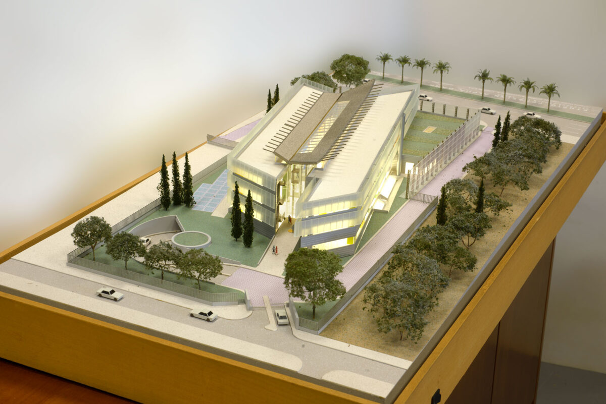 Μακέτα του βιοκλιματικού κτηρίου της Alpha Bank στην λεωφόρο Αθηνών 103 σε σχέδια του Α. Τομπάζη, 2009. Ξύλο, χαρτόνι, πλαστικό, πλεξιγκλάς. 110x54,5x27 εκ. Ιστορικό Αρχείο Alpha Bank.