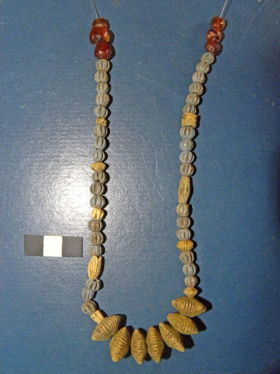 Ανασκαφή στους Λαζάρηδες της Αίγινας. Το περιδέραιο. © Αρχείο ανασκαφής Λαζάρηδων.