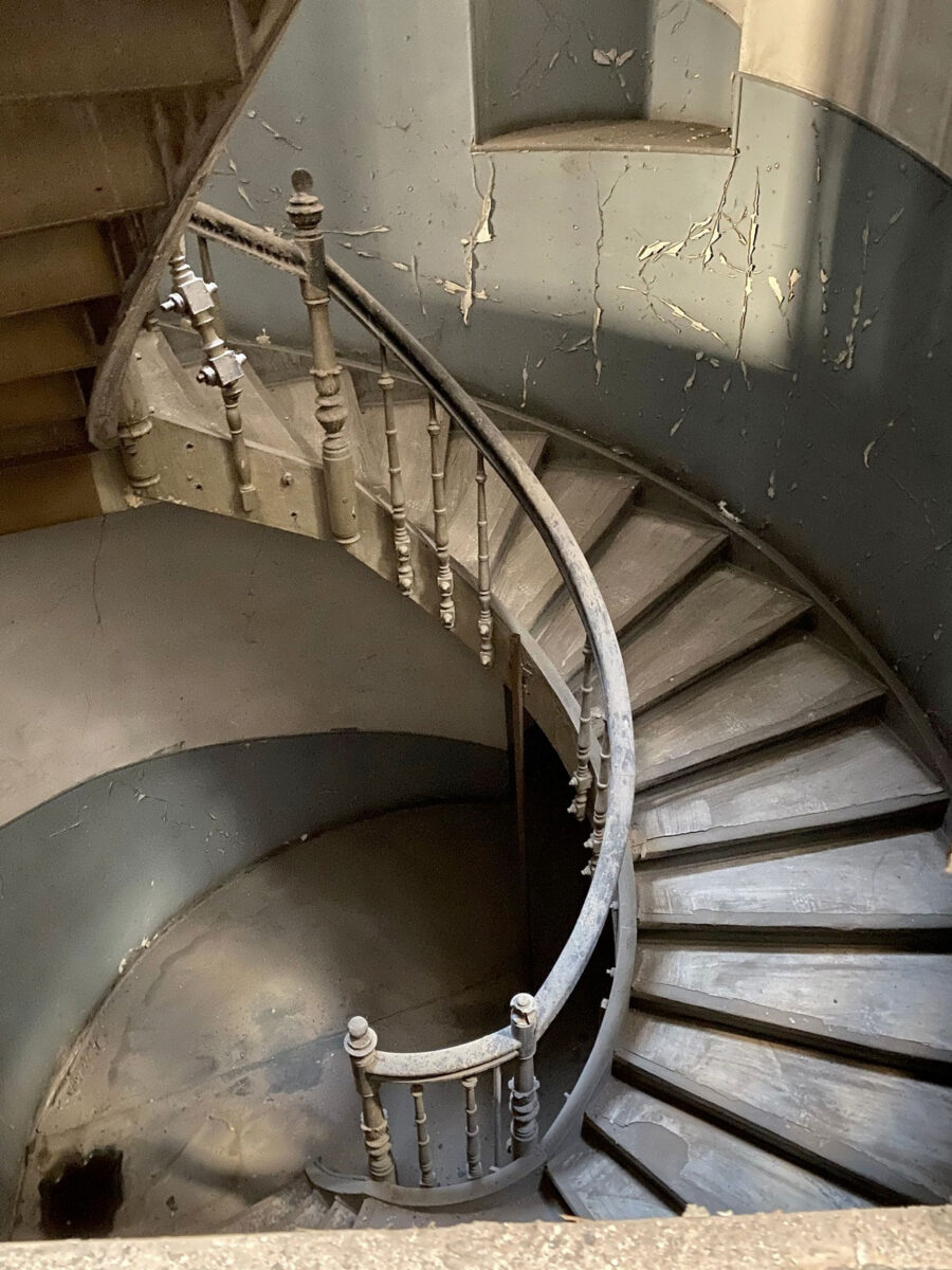 Άποψη της ξύλινης κλίμακας μετά τον καθαρισμό από την πυρκαγιά. Πηγή εικόνας: ΥΠΠΟ.