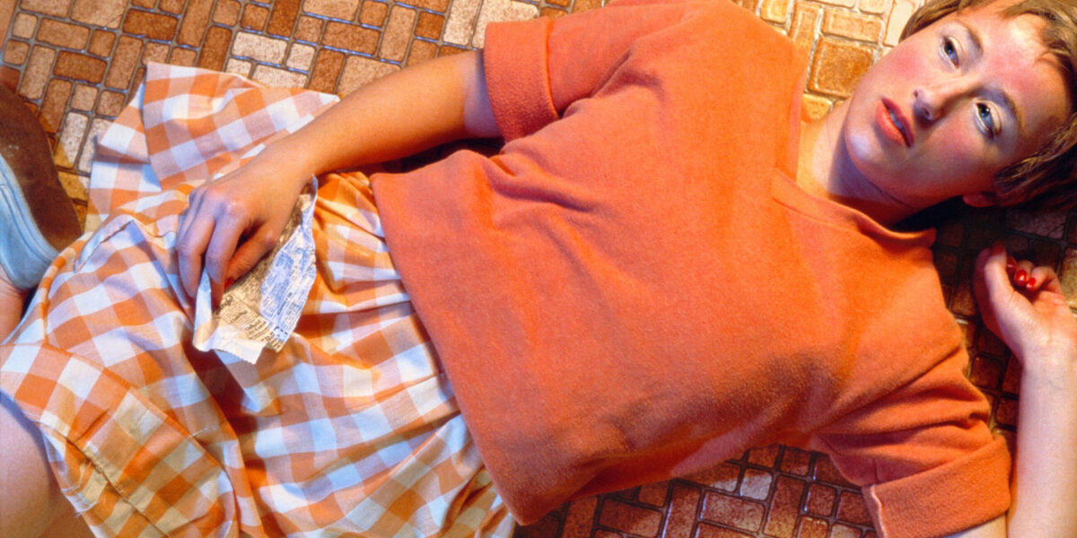 Cindy Sherman, «Untitled #96», 1981. Χρωμογενική εκτυπώση, 61x121,9 εκ. © Cindy Sherman. Με την ευγενική παραχώρηση της καλλιτέχνιδος και της Hauser & Wirth.
