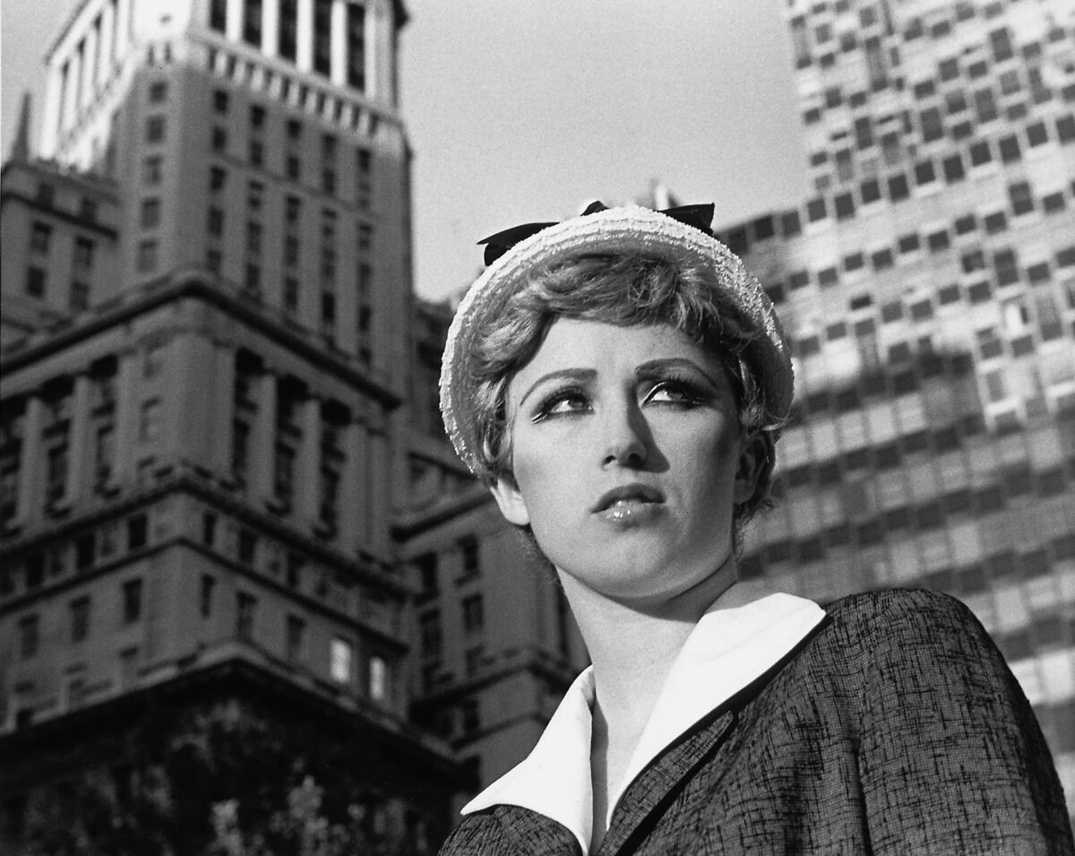 Cindy Sherman, «Untitled Film Still #21», 1978. Εκτύπωση ζελατινο-αλογονούχου αργύρου, 20,3x25,4 εκ. © Cindy Sherman. Με την ευγενική παραχώρηση της καλλιτέχνιδος και της Hauser & Wirth.