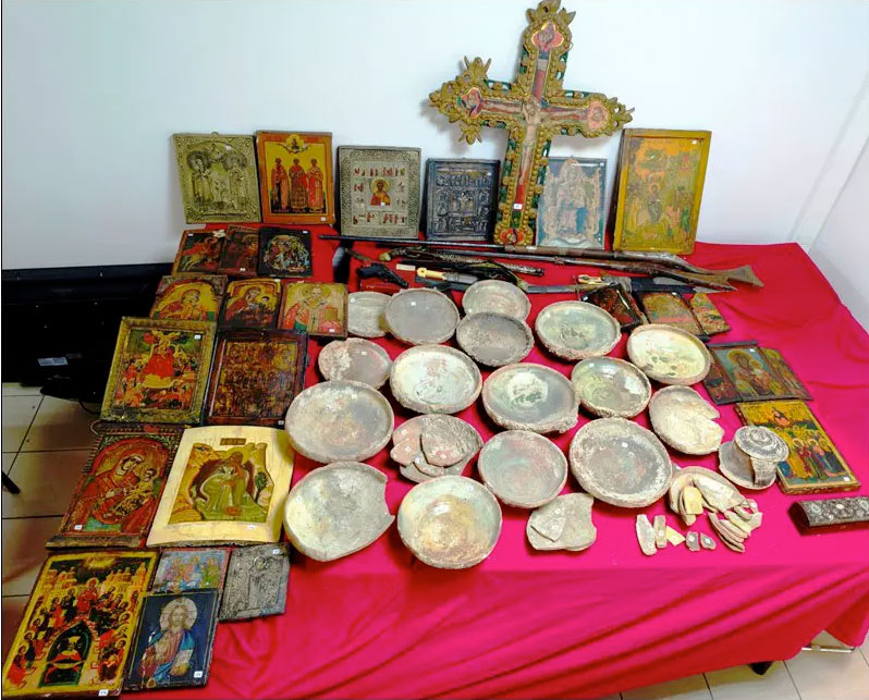 Αρχαία αντικείμενα και εικόνες έκρυβε 70χρονη στη Θεσσαλονίκη