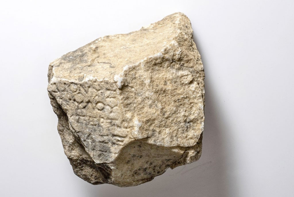 Θραύσμα λίθινης επιγραφής με φερόμενη προέλευση την Κω (τέλη 3ου-αρχές 2ου αι. π.Χ.). Πηγή εικόνας: ΥΠΠΟ.