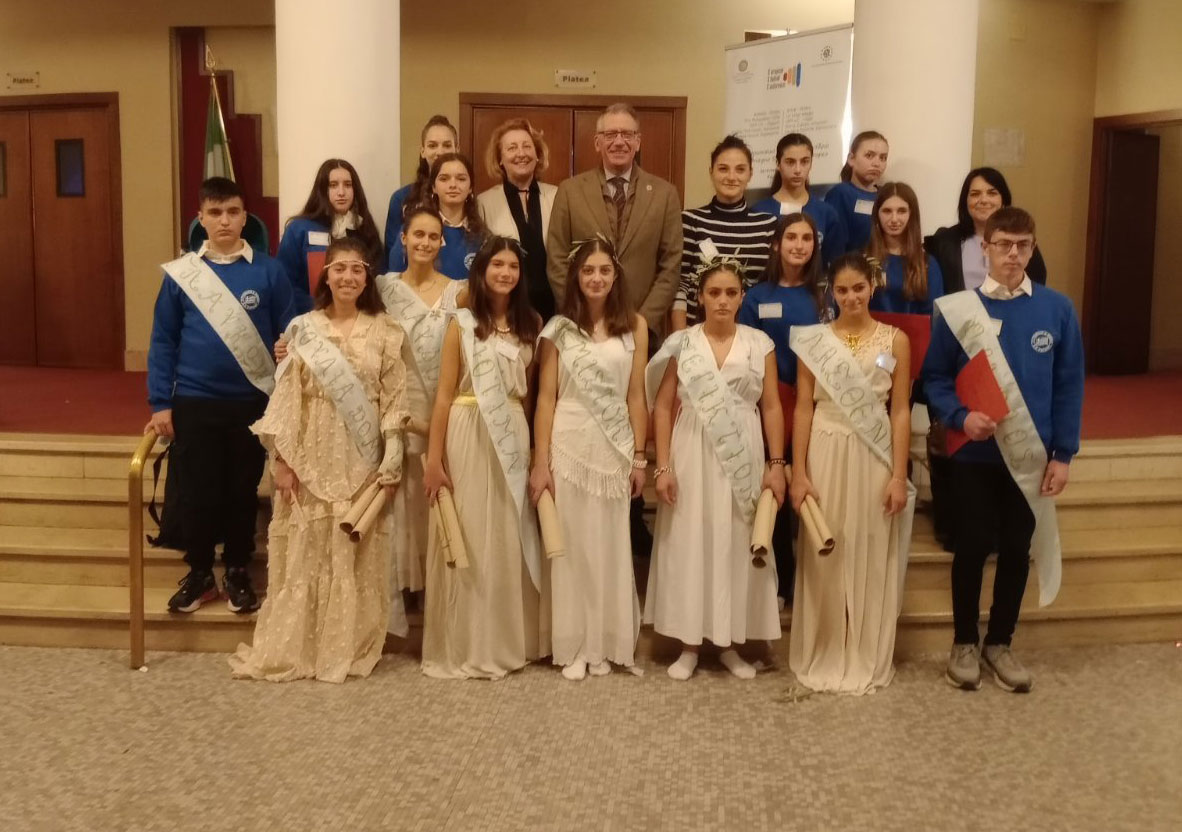 Μαθήτριες και μαθητές συστήνουν στο κοινό την Αγνοδίκη