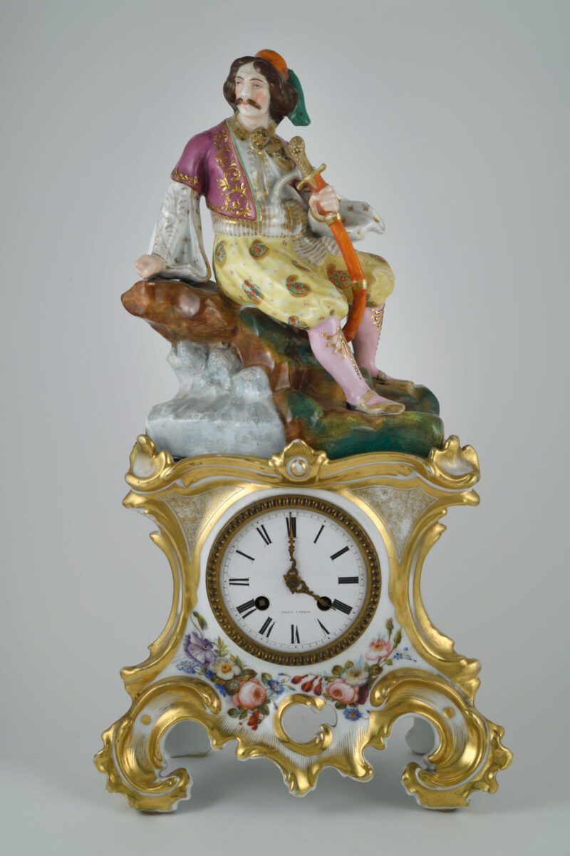 Φιλελληνικό επιτραπέζιο ρολόι από πορσελάνη, με τη μορφή του Κωνσταντίνου Κανάρη. Εργαστήριο Jacob Petit, Γαλλία, 1820-1840. Δωρεά Stéphan Adler.