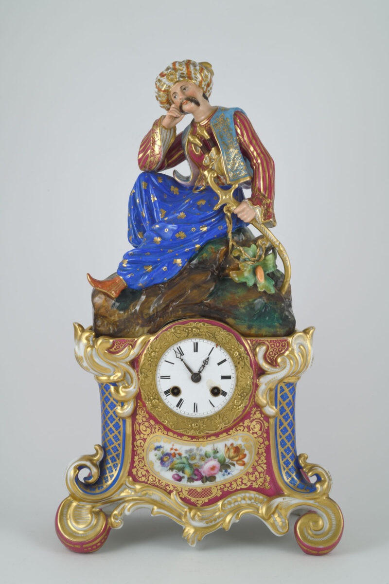 Φιλελληνικό επιτραπέζιο ρολόι από πορσελάνη, με τη μορφή Μαμελούκου. Εργαστήριο Jacob Petit, Γαλλία, 1820-1840. Δωρεά Stéphan Adler.