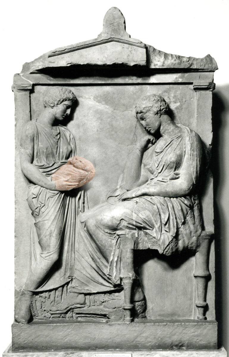 Γραφιστική σύνθεση (κολάζ) του τμήματος της «στήλης των διδύμων βρεφών» και της στήλης της Φιλονόης (αρ. κατ. ΕΑΜ Γ 3790) με την προτεινόμενη θέση του θραύσματος στην επιτύμβια στήλη. Φωτογραφικό Αρχείο Εθνικού Αρχαιολογικού Μουσείου. Πηγή εικόνας: ΕΑΜ.