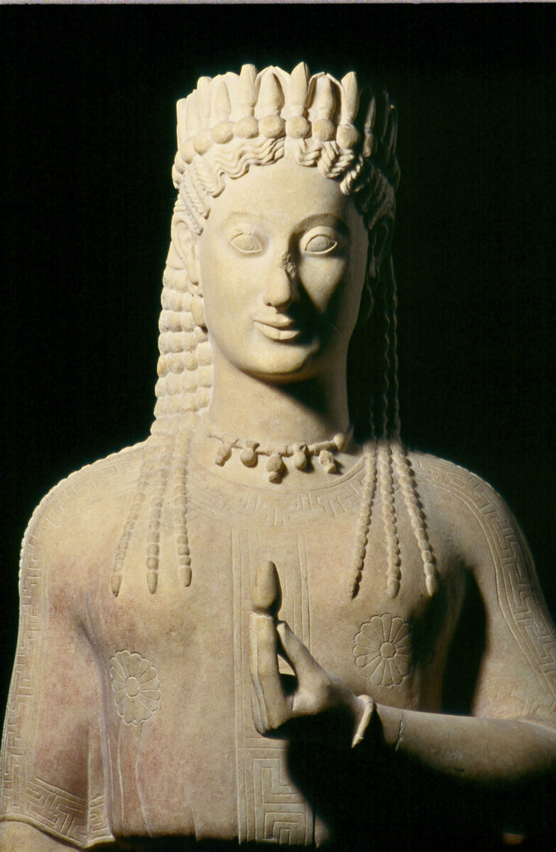 Εικ. 2. Το άγαλμα της Φρασίκλειας, 550-540 π.Χ. Εθνικό Αρχαιολογικό Μουσείο. Πηγή εικόνας: ΑΠΕ-ΜΠΕ.