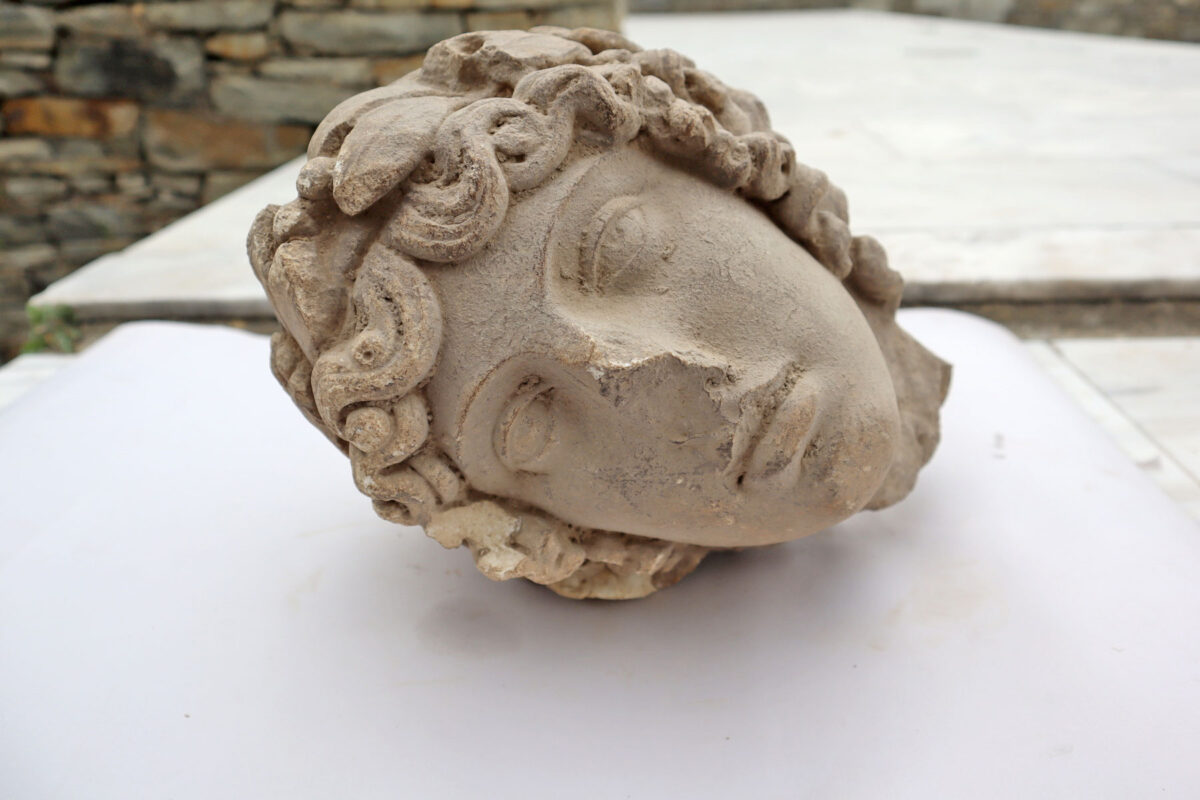 Κεφαλή που φαίνεται πως ανήκει σε άγαλμα του θεού Απόλλωνα. Πηγή εικόνας: ΥΠΠΟ.