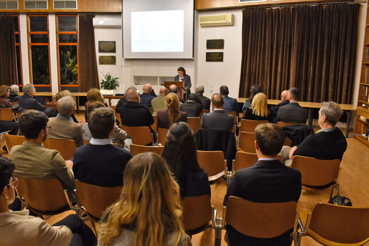 Η Υπουργός Πολιτισμού Λίνα Μενδώνη κατά την ομιλία της στην Ιταλική Αρχαιολογική Σχολή. Πηγή εικόνας: ΥΠΠΟ.