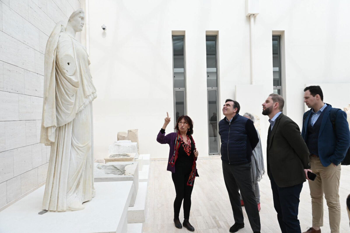 Ο αντιπρόεδρος της Ευρωπαϊκής Επιτροπής Μαργαρίτης Σχοινάς και η επίτιμη έφορος αρχαιοτήτων Αγγελική Κοτταρίδη στο Πολυκεντρικό Μουσείο των Αιγών. Πηγή εικόνας: ΑΠΕ-ΜΠΕ.