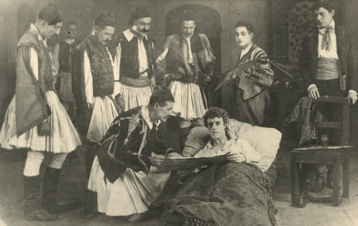 Σκηνή από θεατρική παράσταση του Μεσοπολέμου, που αναπαριστά τον θάνατο του Μπάιρον στο Μεσολόγγι. Φωτογραφία, Φωτογραφικό Αρχείο ΙΕΕΕ- ΕΙΜ.