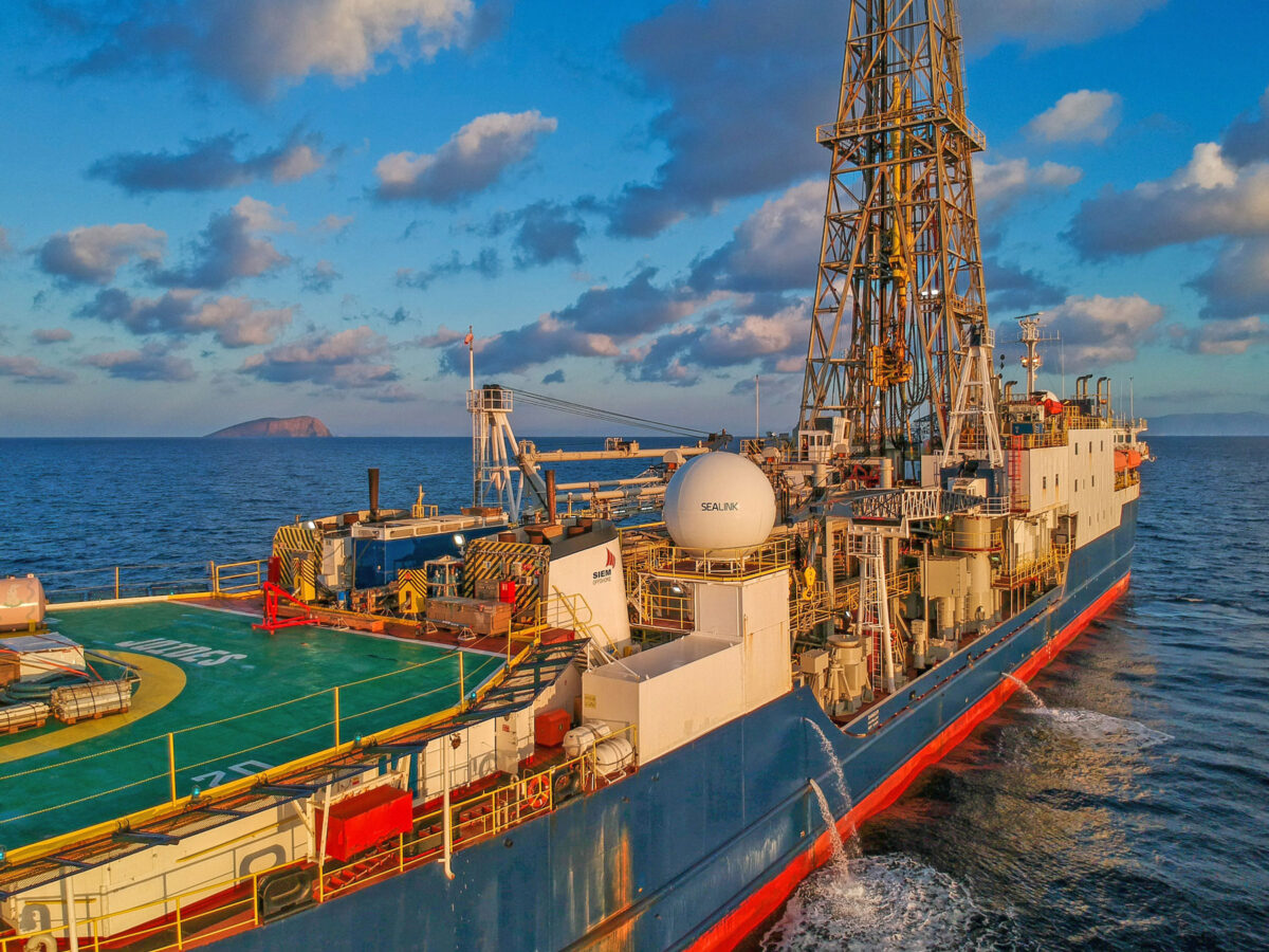 To γεωτρύπανο JOIDES Resolution βόρεια του ηφαιστείου της Σαντορίνης. © Erick Bravo and Thomas Ronge (JRSO-IODP).