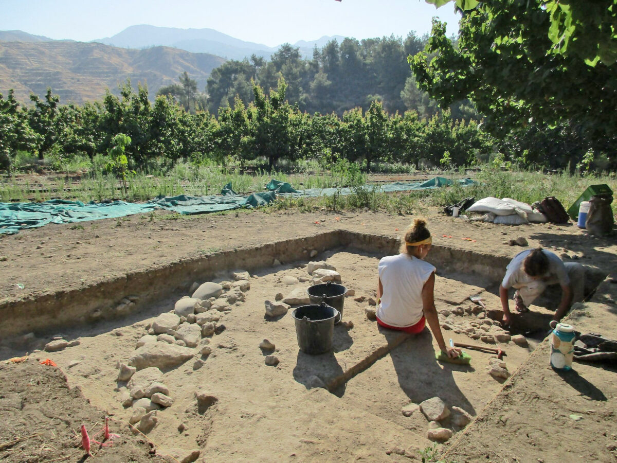 Φοιτητές από το North Carolina State University (ΗΠΑ) ανασκάπτουν προϊστορική εστία στη θέση Μακούντα-Βούλες (φωτ.: Τμήμα Αρχαιοτήτων Κύπρου).