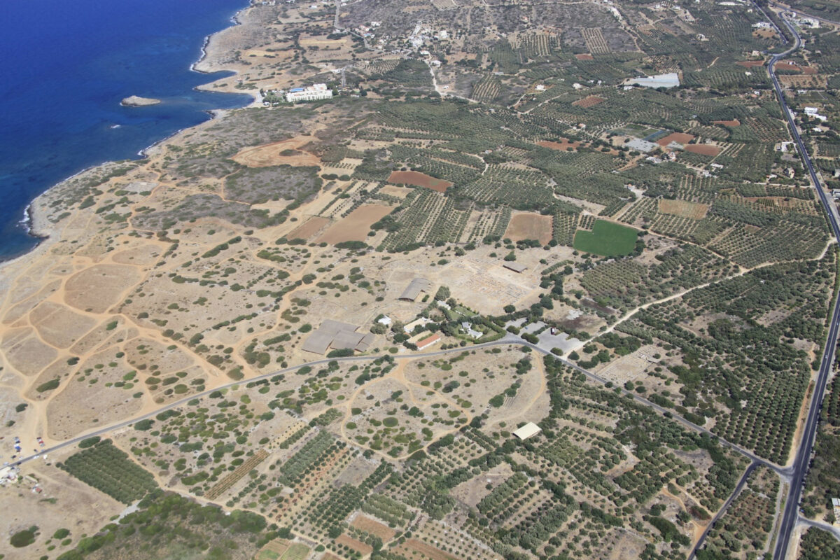 Άποψη του αρχαιολογικού χώρου των Μαλίων από ψηλά. Πηγή εικόνας: ΥΠΠΟ.