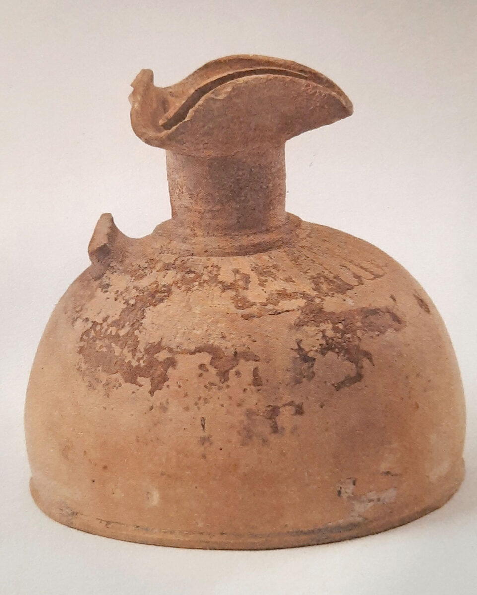 Πρώιμη κορινθιακή οινοχόη με πώμα, 620-600 π.Χ. Πηγή εικόνας: Υπουργείο Πολιτισμού.