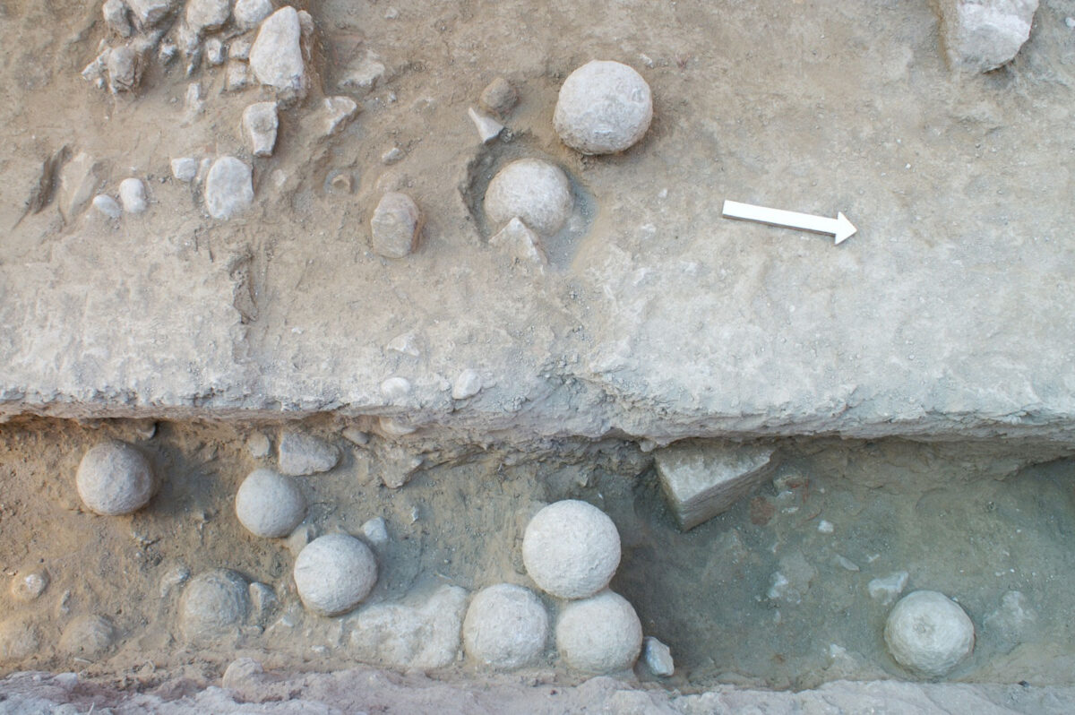 Αρχαία Πάλη ( ή Ληξούρι), λίθινα βλήματα κατά χώραν. Πηγή εικόνας: Αρχαιολογικό Μουσείο Θεσσαλονίκης.