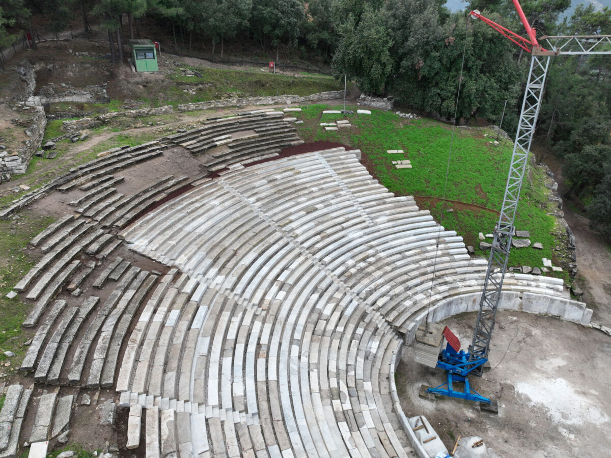 Άποψη του αρχαίου θεάτρου της Θάσου. Πηγή εικόνας: ΑΠΕ-ΜΠΕ.