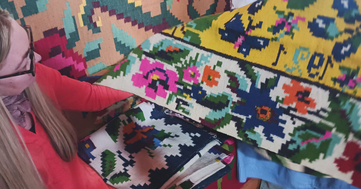 Τα καλλιγραφένια στρωσίδια του Παλαιοχωρίου «μάγεψαν» τους Σουηδούς