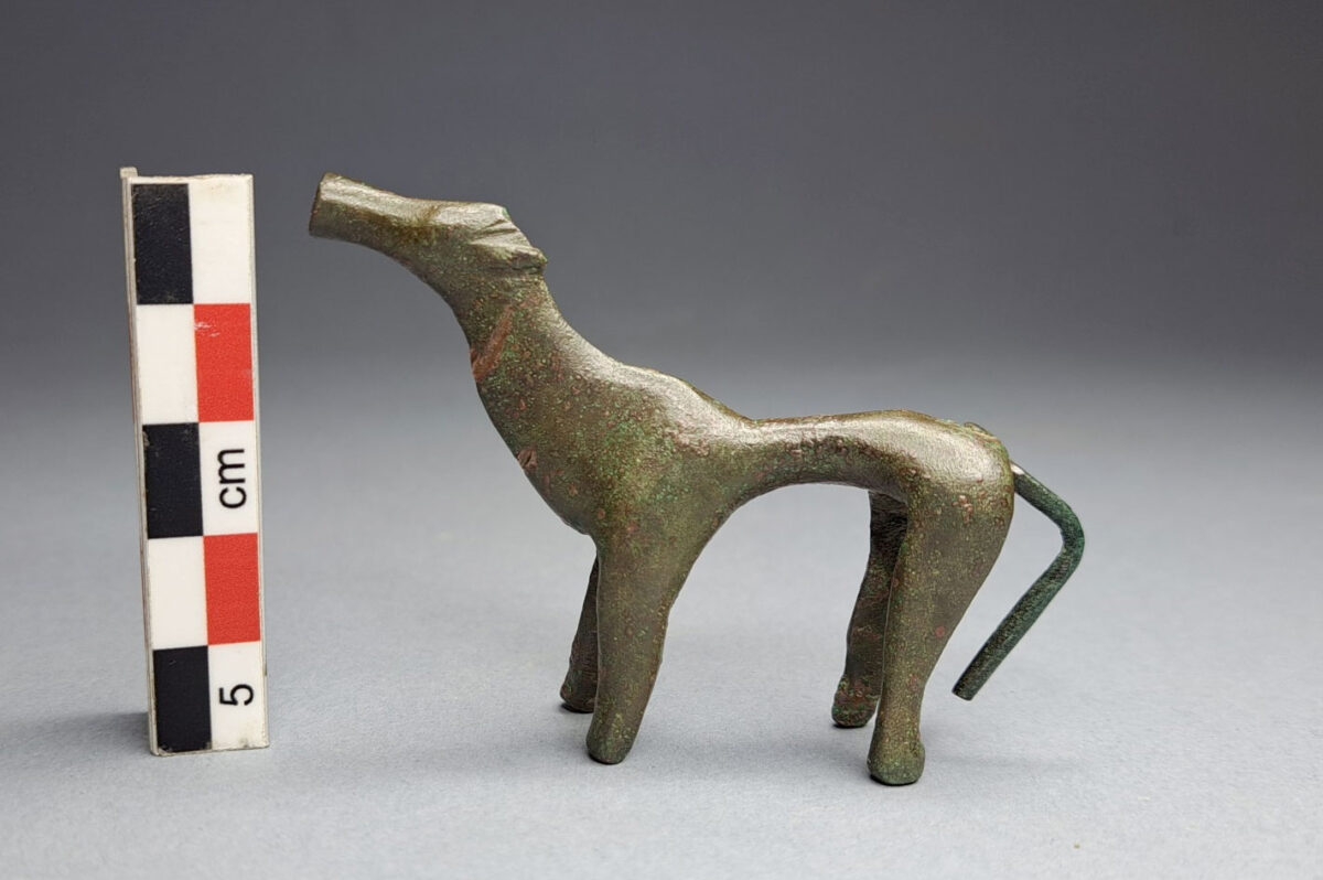 Ιερό Ελικώνιου Ποσειδώνα στην αρχαία Ελίκη. Χάλκινο ειδώλιο ζώου, πιθανότατα σκύλου, από την ανασκαφή των αρχαιολογικών στρωμάτων του 8ου αι. π.Χ. Πηγή εικόνας: Αρχαιολογικό Μουσείο Θεσσαλονίκης.