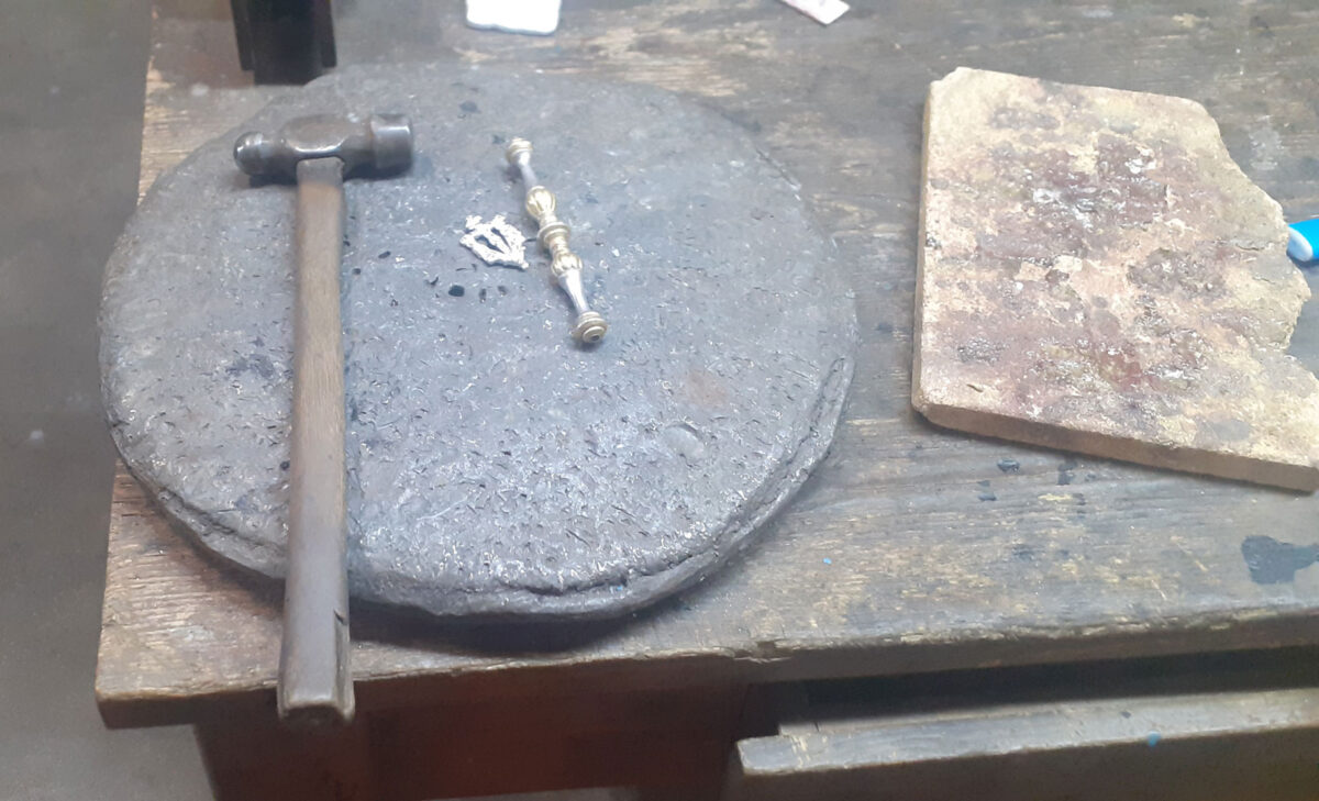 Εργαλεία απαραίτητα για την αργυροχοΐα. Πηγή εικόνας: ΑΠΕ-ΜΠΕ.