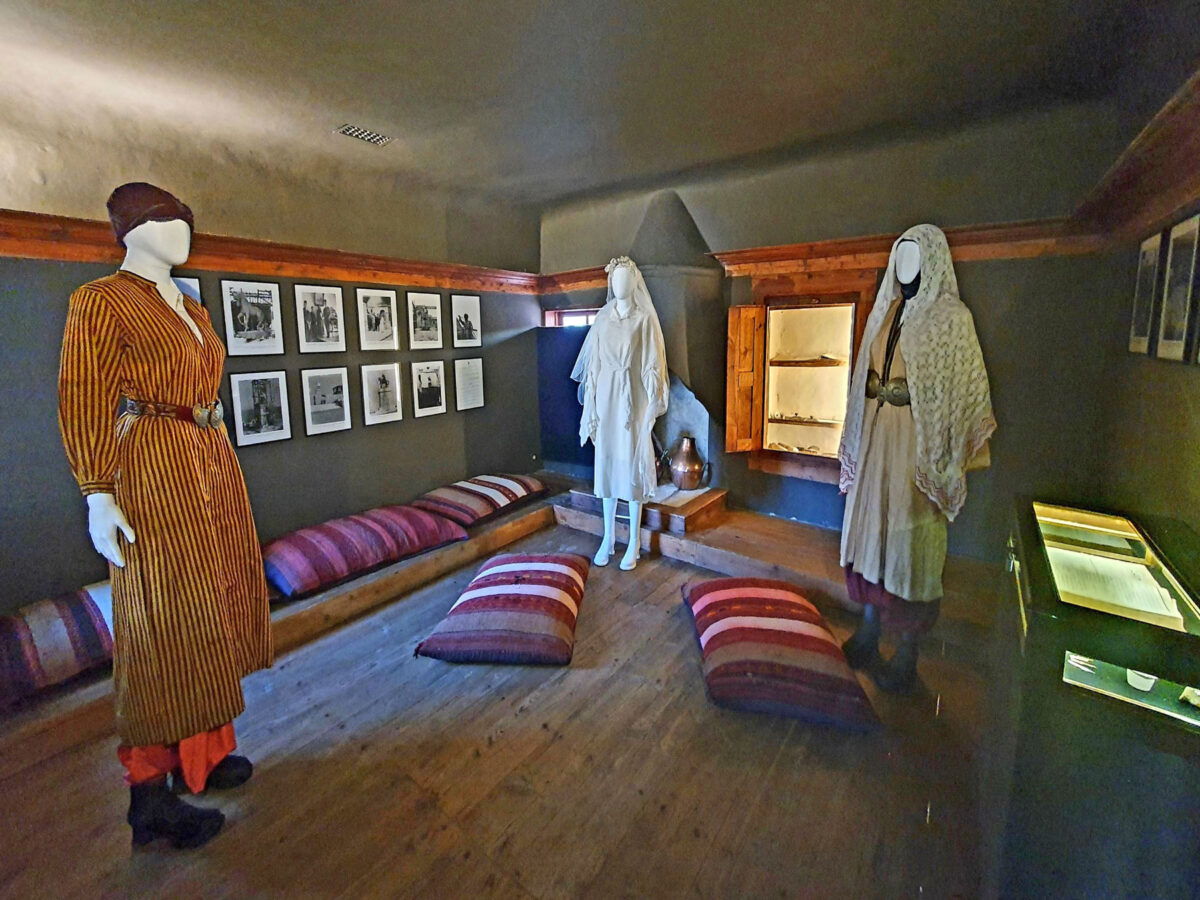 Μια μοναδική συλλογή αυθεντικών υφασμάτων και φορεσιών του 18ου, του 19ου και του 20ού αιώνα του Κέντρου Καππαδοκικών Μελετών στη Νέα Καρβάλη εκτίθεται στο μουσείο Μωχάμετ Αλί. Πηγή εικόνας: ΑΠΕ-ΜΠΕ.