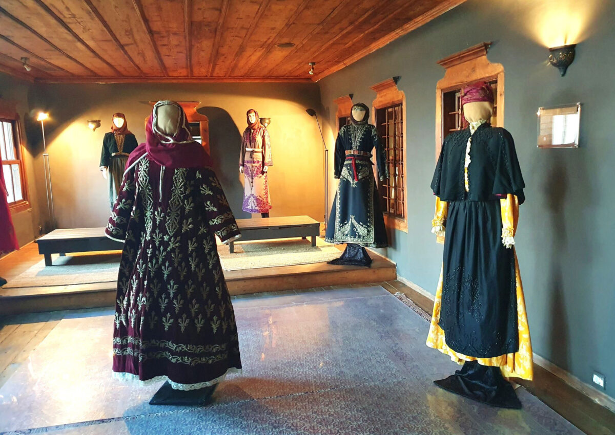 Μια μοναδική συλλογή αυθεντικών υφασμάτων και φορεσιών του 18ου, του 19ου και του 20ού αιώνα του Κέντρου Καππαδοκικών Μελετών στη Νέα Καρβάλη εκτίθεται στο μουσείο Μωχάμετ Αλί. Πηγή εικόνας: ΑΠΕ-ΜΠΕ.