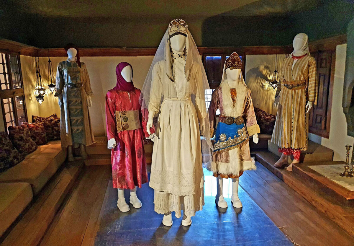 Μνήμες της Ανατολής μέσα από αυθεντικές παραδοσιακές φορεσιές