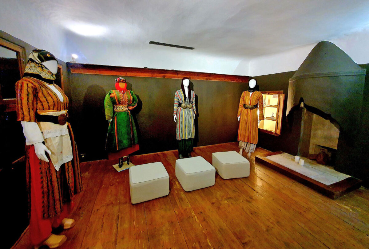 Μια μοναδική συλλογή αυθεντικών υφασμάτων και φορεσιών του 18ου, του 19ου και του 20ού αιώνα του Κέντρου Καππαδοκικών Μελετών στη Νέα Καρβάλη εκτίθεται στο μουσείο Μωχάμετ Αλί. Πηγή εικόνας: ΑΠΕ-ΜΠΕ.