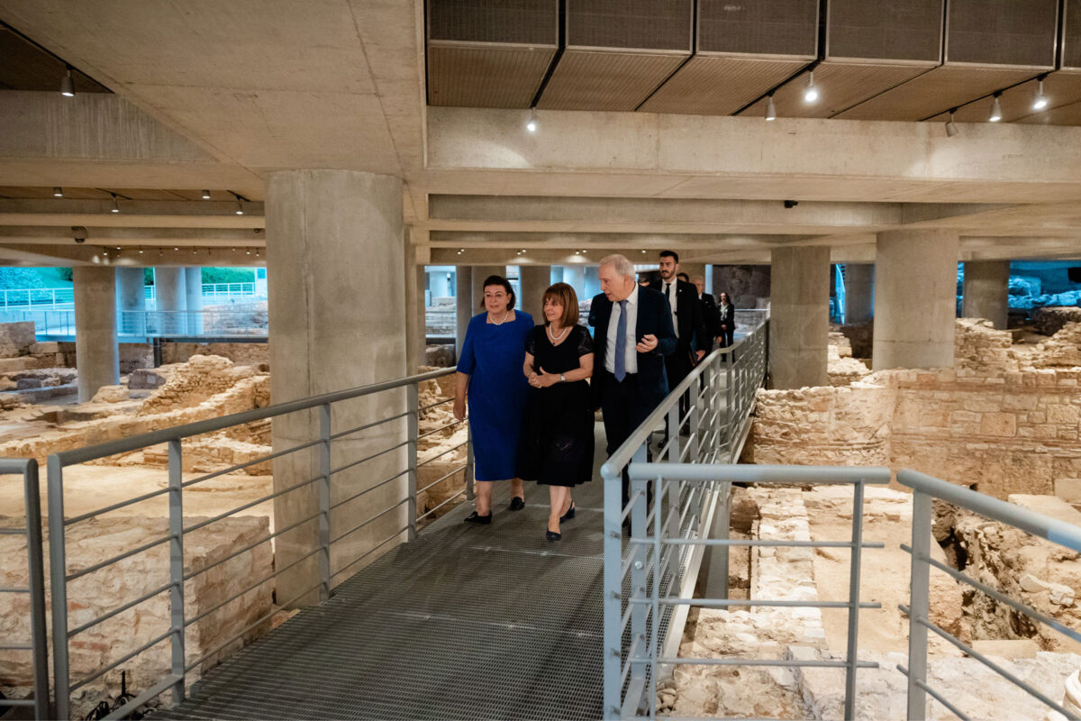 H Πρόεδρος της Δημοκρατίας Κατερίνα Σακελλαροπούλου, η Υπουργός Πολιτισμού Λίνα Μενδώνη και ο Διευθυντής του Μουσείου Ακρόπολης Νίκος Σταμπολίδης στο χώρο της ανασκαφής κάτω από το Μουσείο Ακρόπολης. Φωτ.: STUDIO PANOULIS. Πηγή: Μουσείο Ακρόπολης.